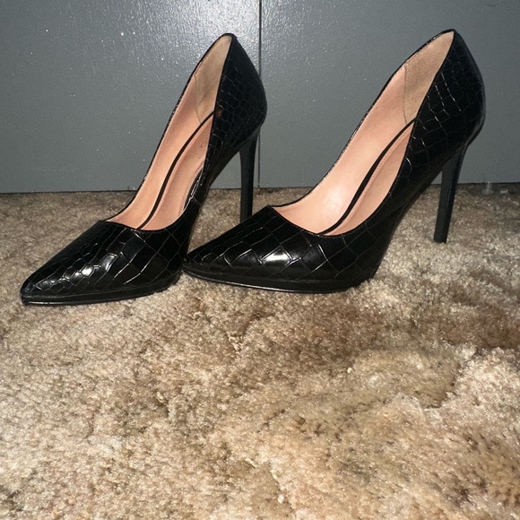 Black pointy toe heels - Picture 1 of 3